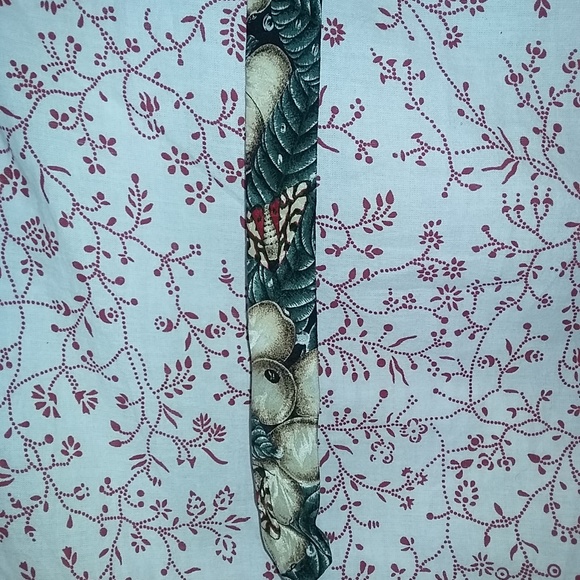 Jesuis Leaves White Berries Moths Tie 100% Silk - Picture 3 of 3